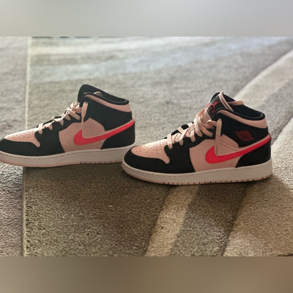 Air Jordan 1 - Picture 2 of 5